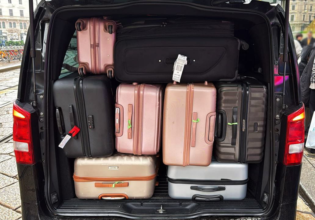 Mercedes V Class capacity 7-8 suitcases